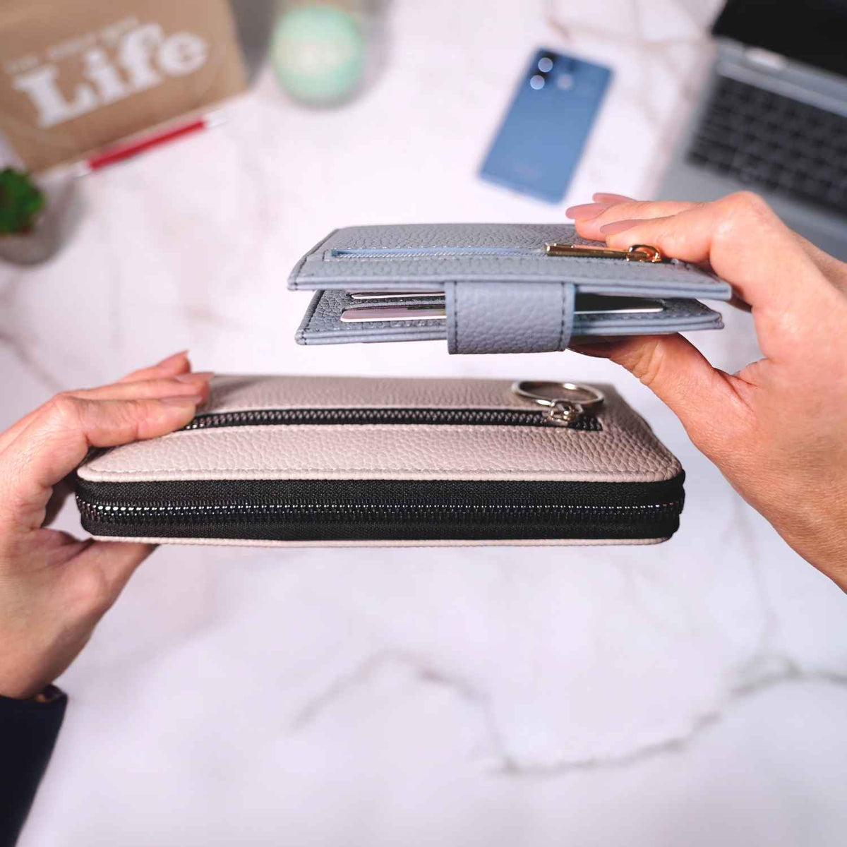 Women's AirTag Wallet Deluxe Smart VN300