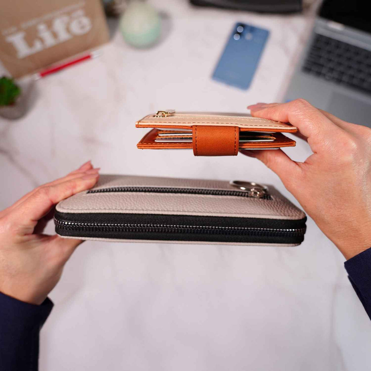 Women's AirTag Wallet Deluxe Smart VN300